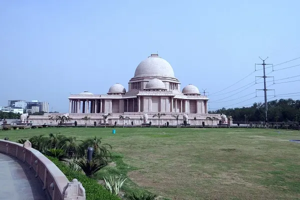 Taxi in Noida Near Me – Trusted Drivers, AC Cabs, Best Price